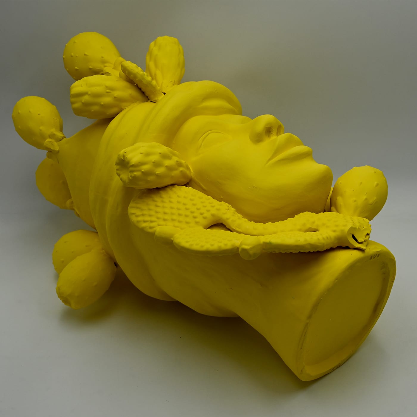 Ręcznie wykonana żółta rzeźba Głowa Maura