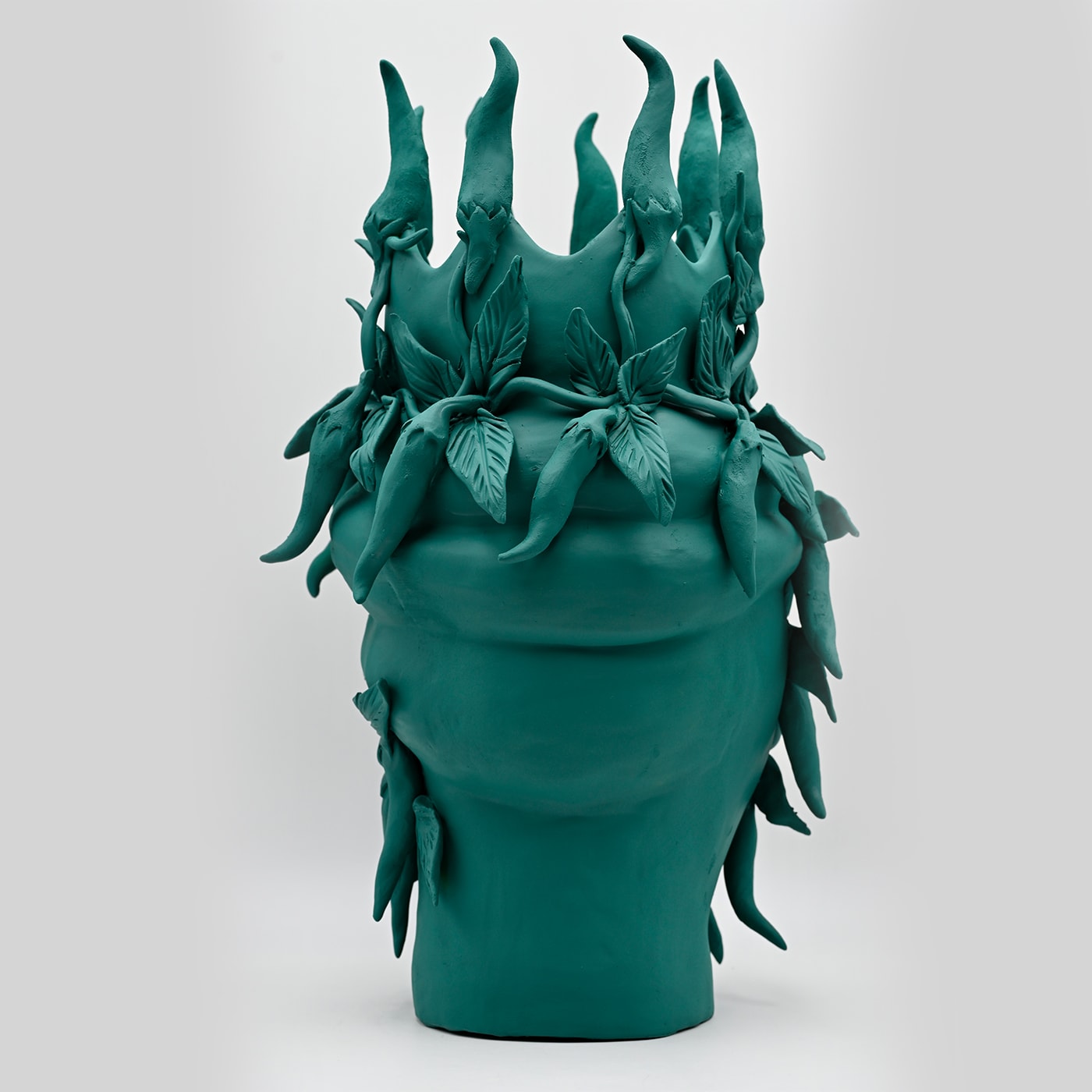 Ciemnozielona rzeźba Głowa Maura