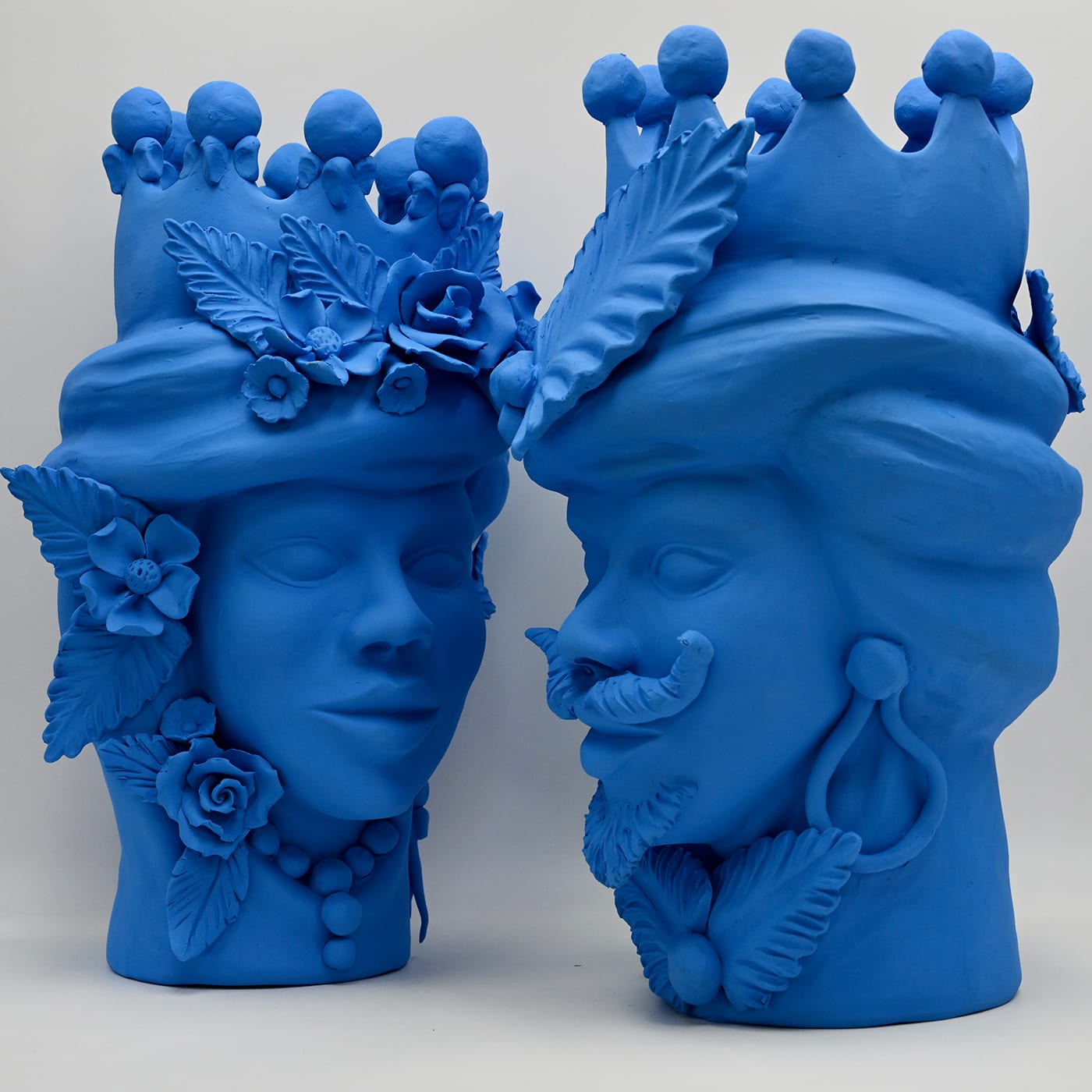 Niebieska rzeźba Głowa Maura