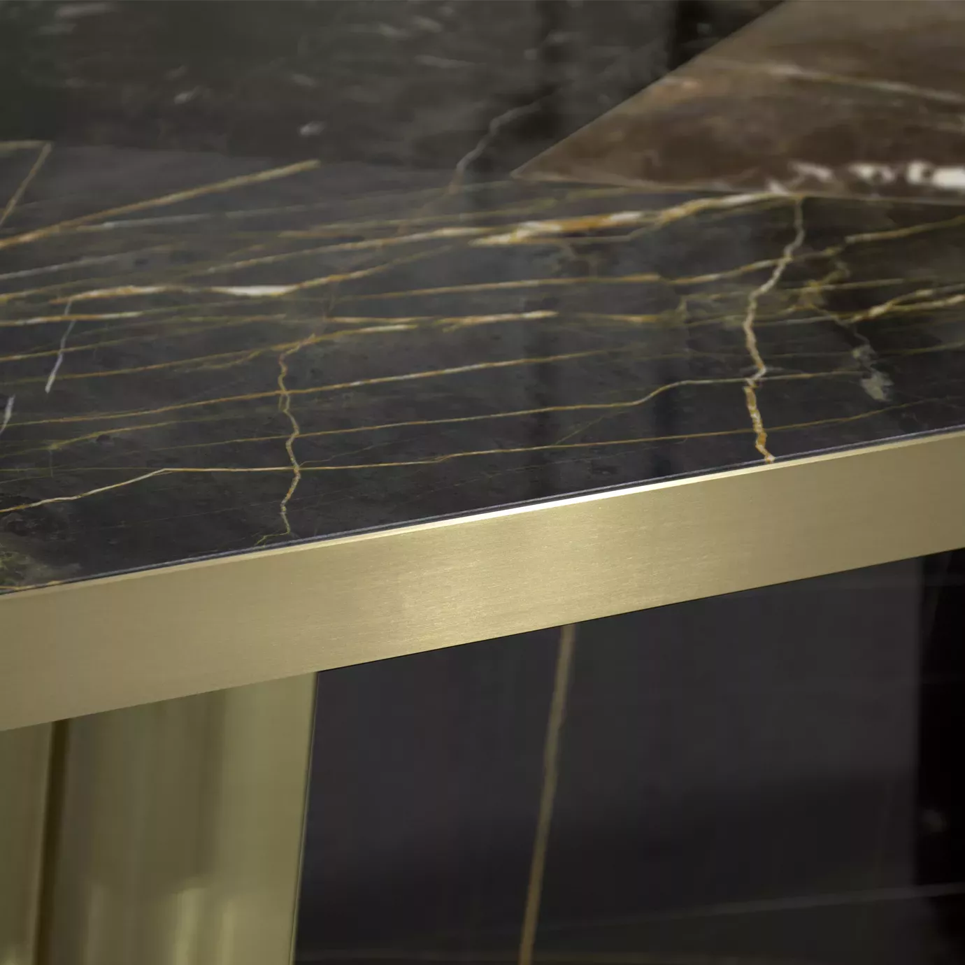 Stół jadalniany Decovita z czarnego i złotego granitu