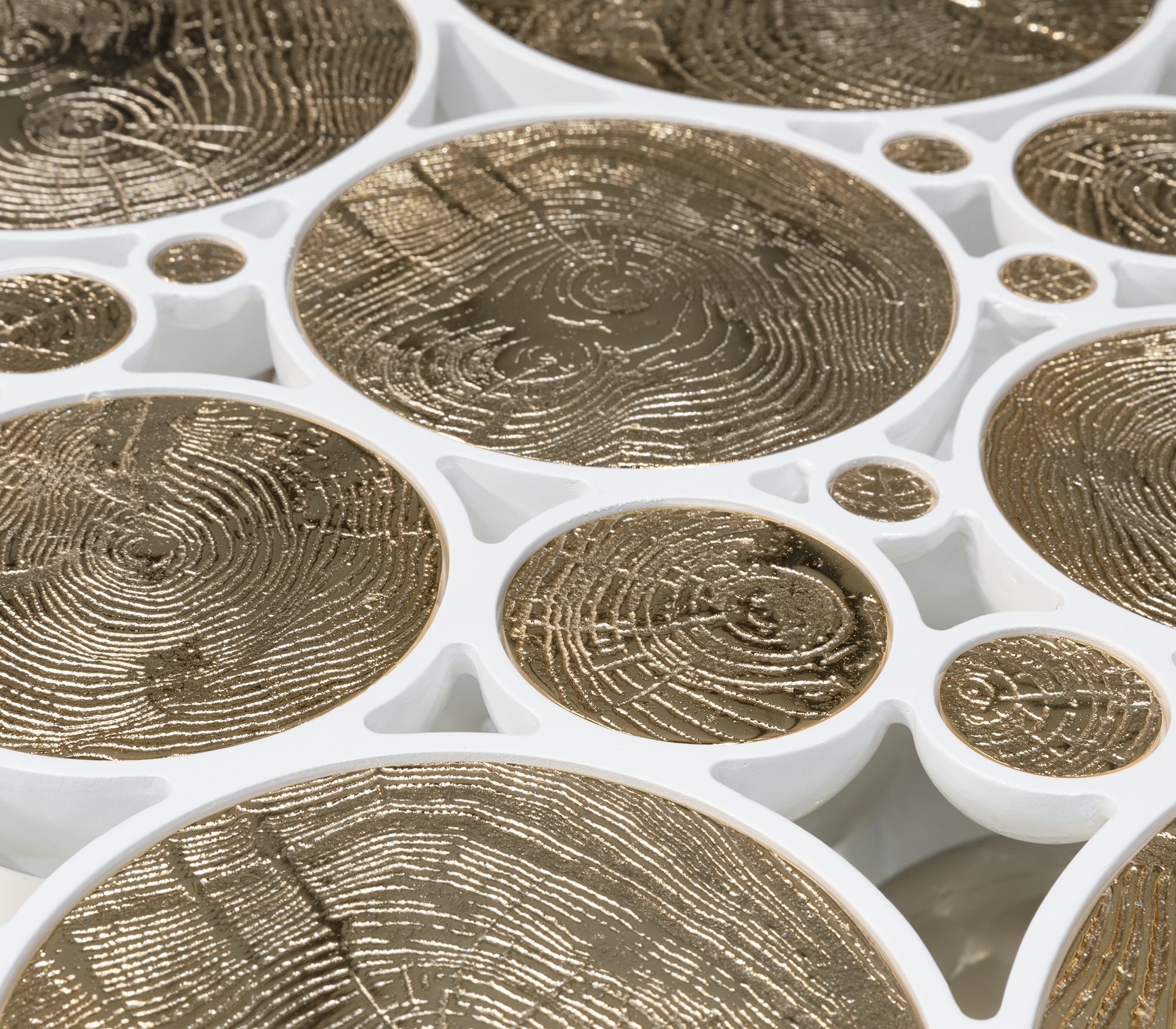 Biały stolik kawowy Orbit