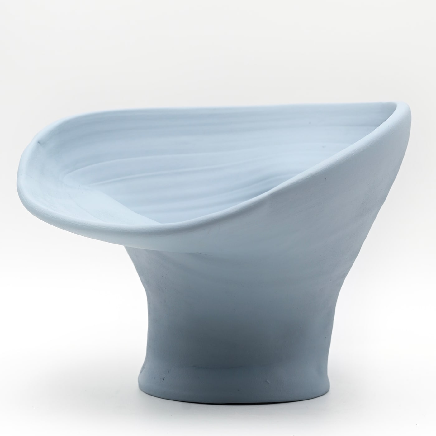 Błękitny ręcznie rzeźbiony wazon