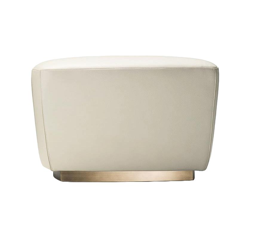 Puf z brązową metalową podstawą