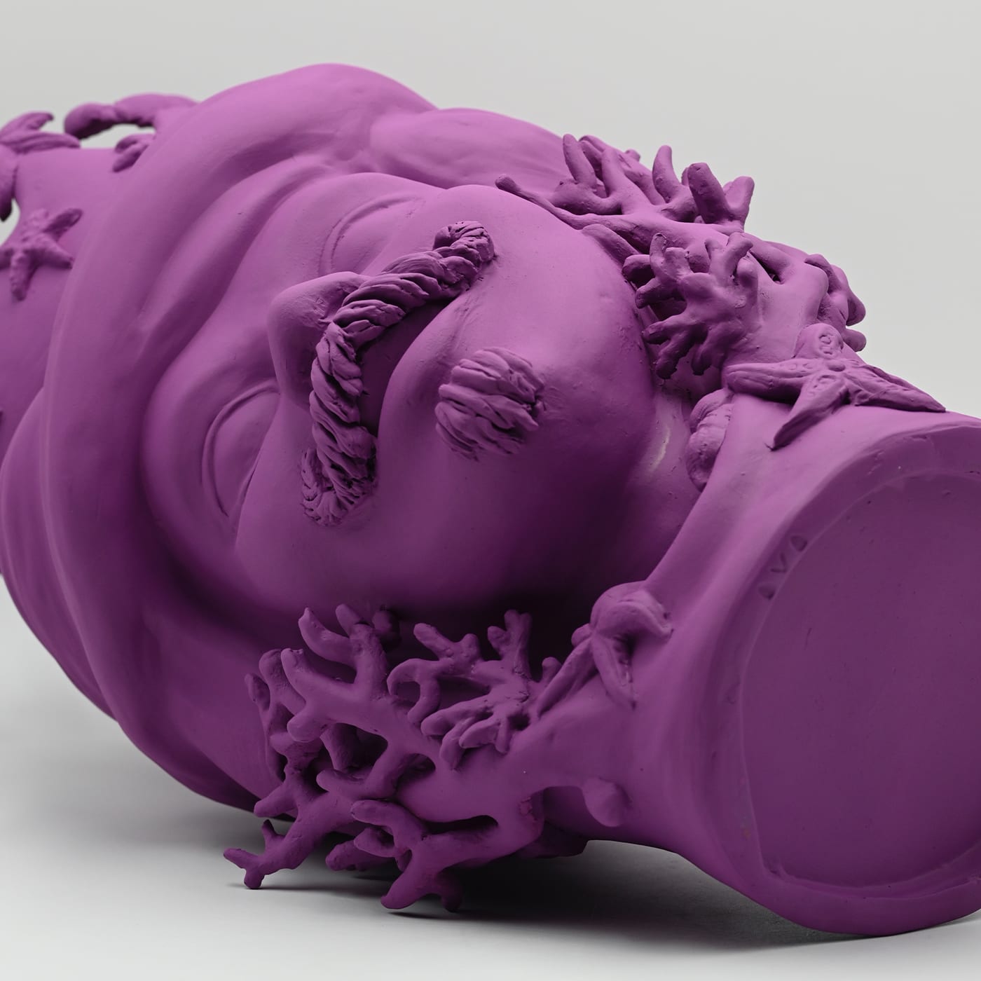 Fioletowa rzeźba Głowa Maura