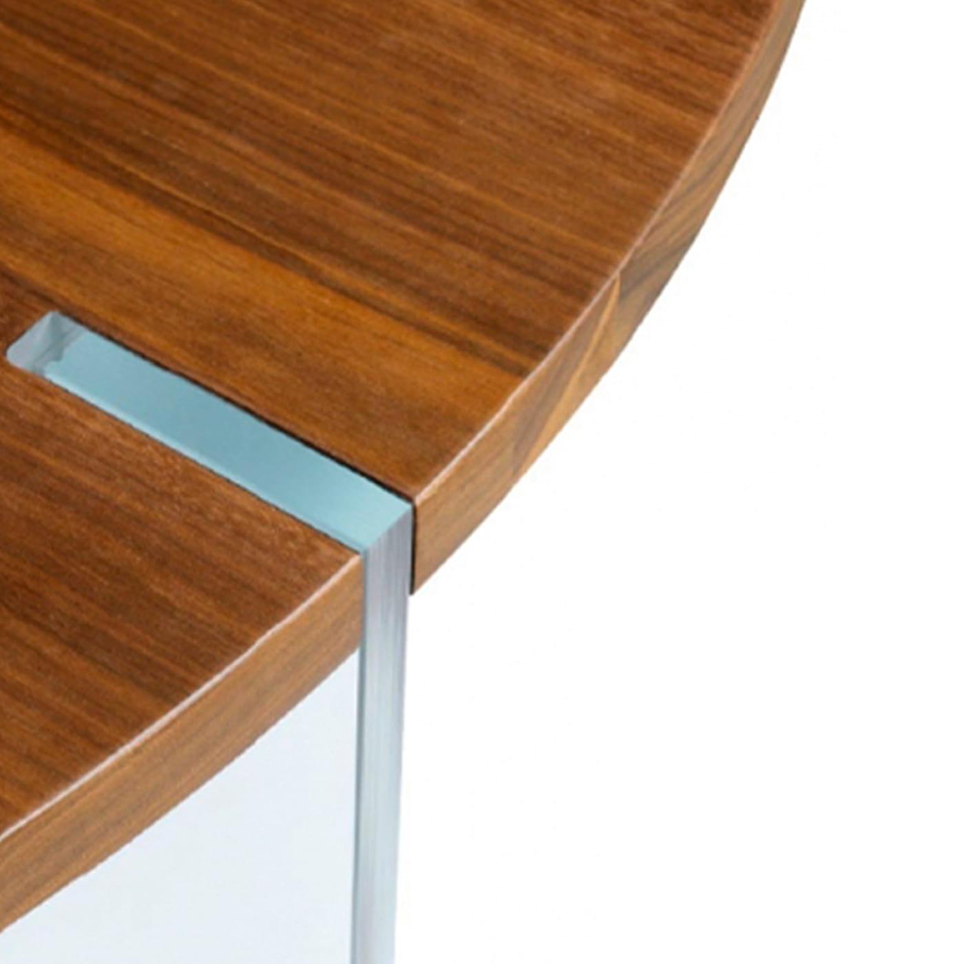 Okrągły brązowy stół Sospeso