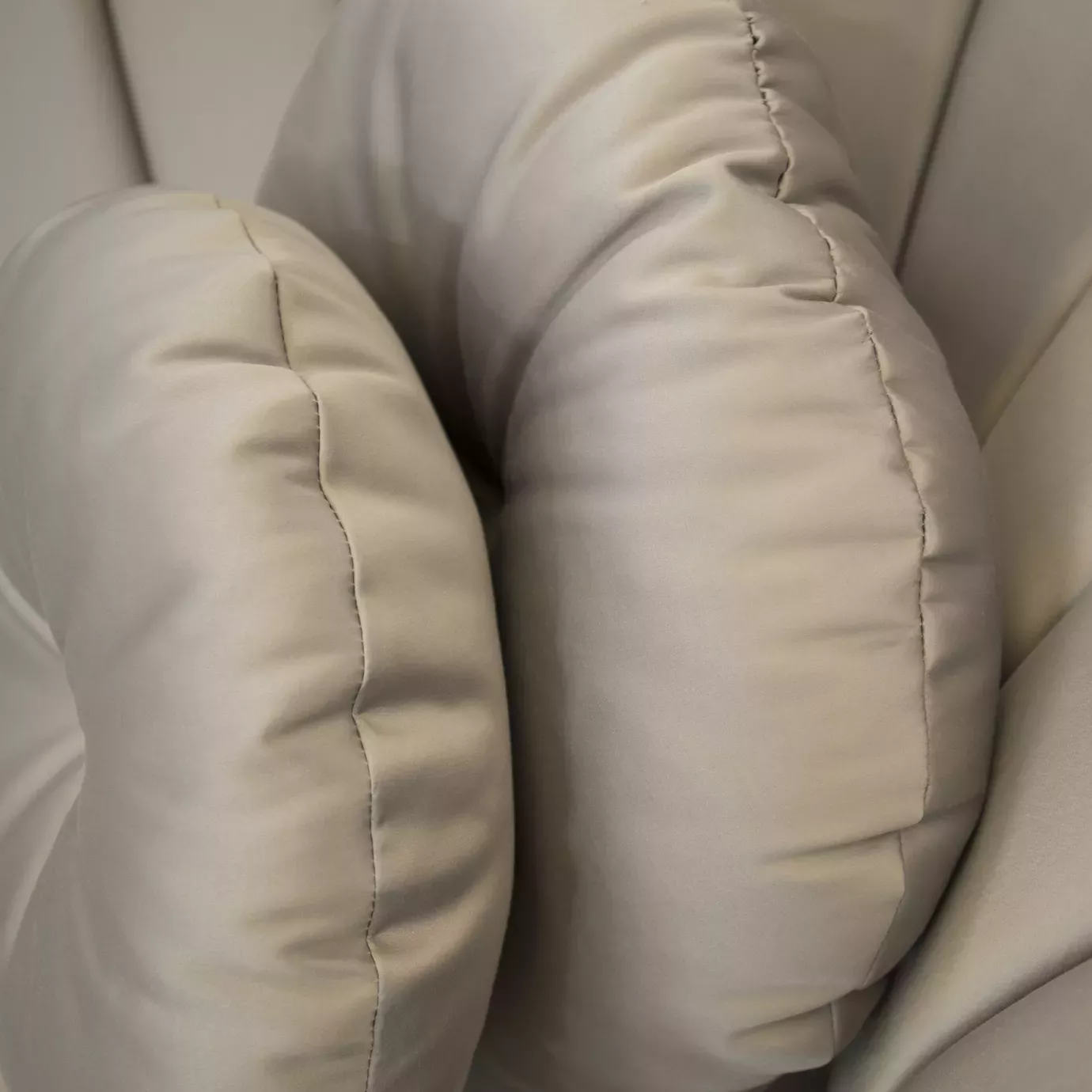 Sofa Saphira z metalową podstawą długa