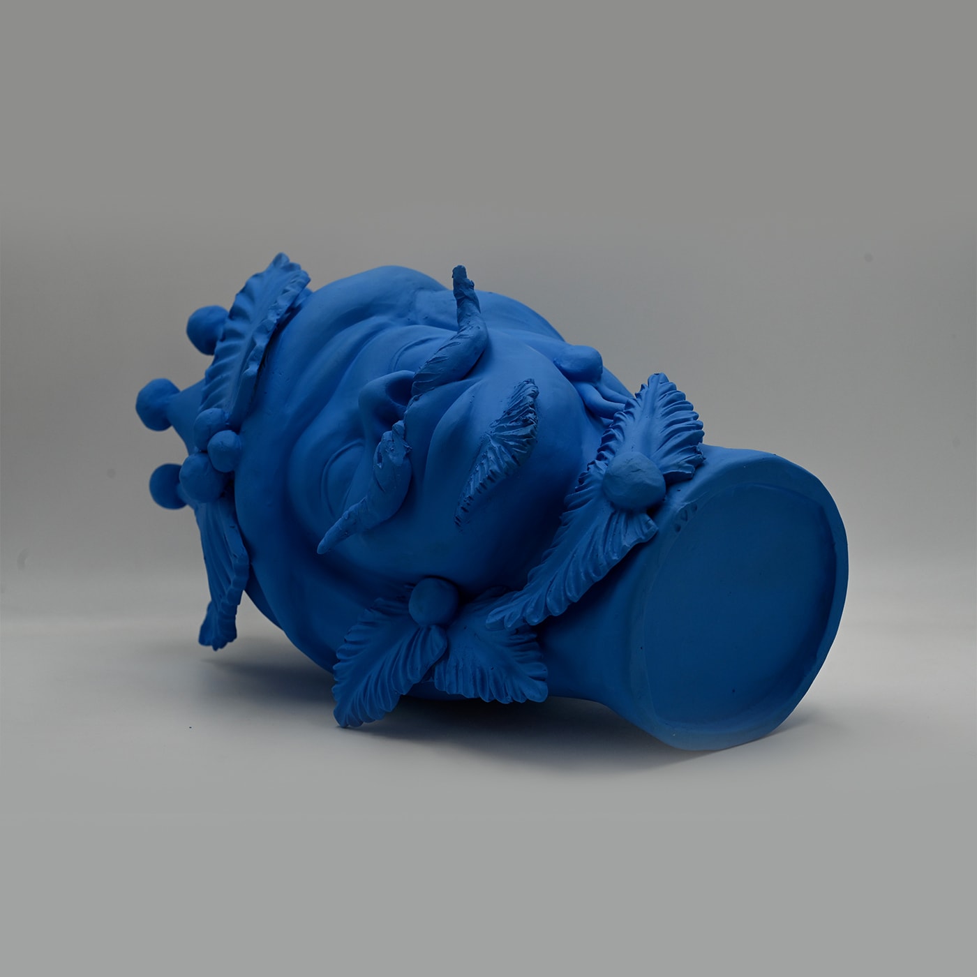 Niebieska rzeźba Głowa Maura