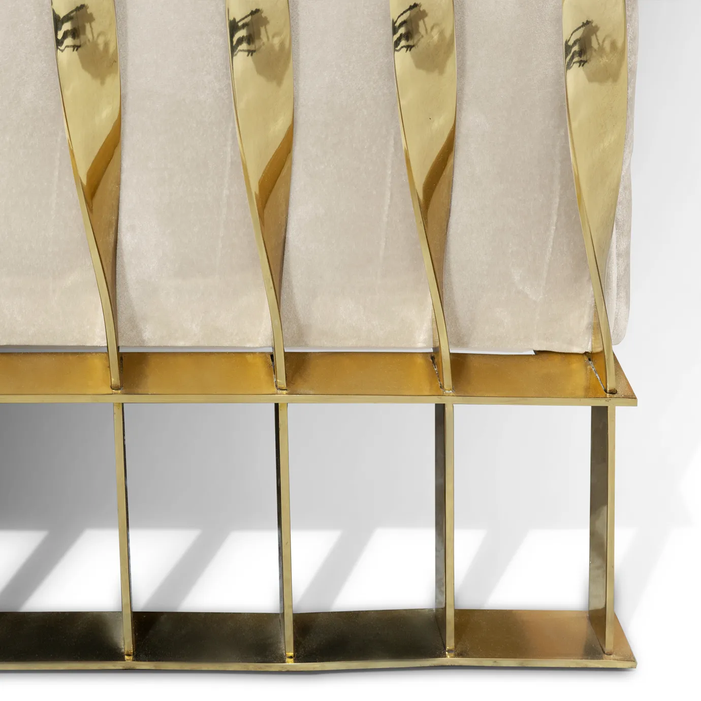 Fotel Solene z polerowanego mosiądzu