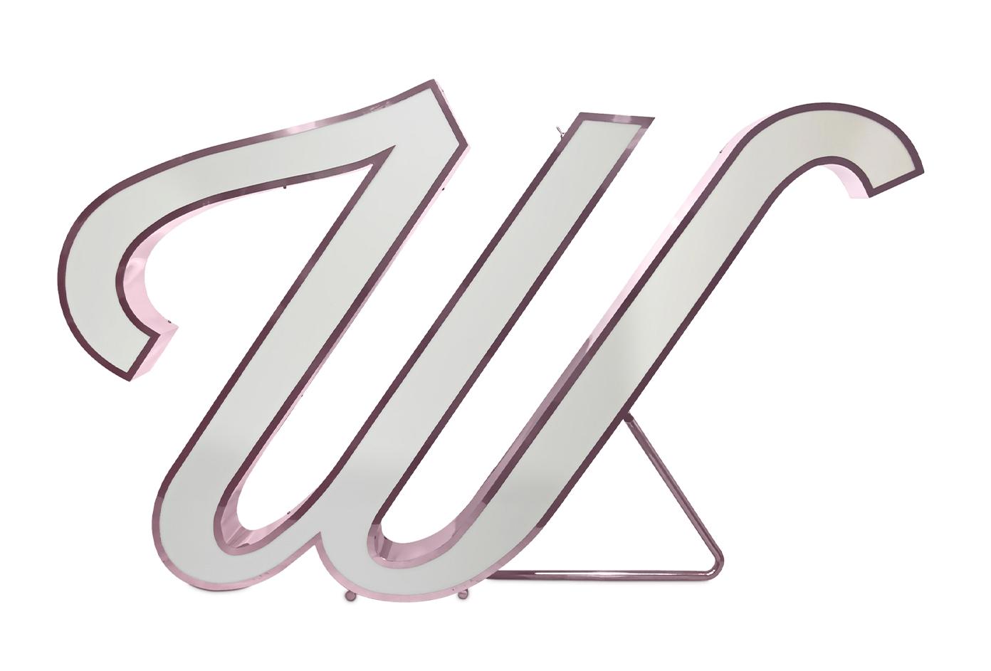 Oświetlenie literka W – Wondrous