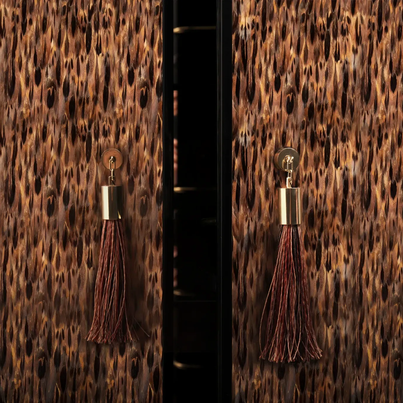 Szafka barowa Allure ze złotymi piórami