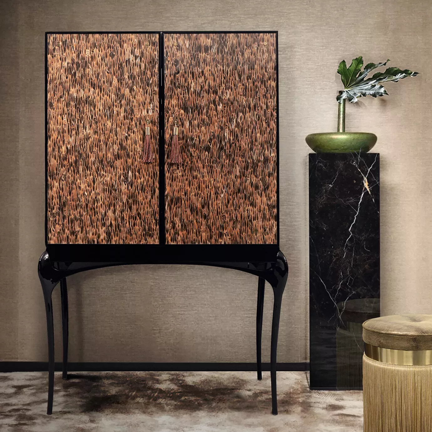 Szafka barowa Allure ze złotymi piórami