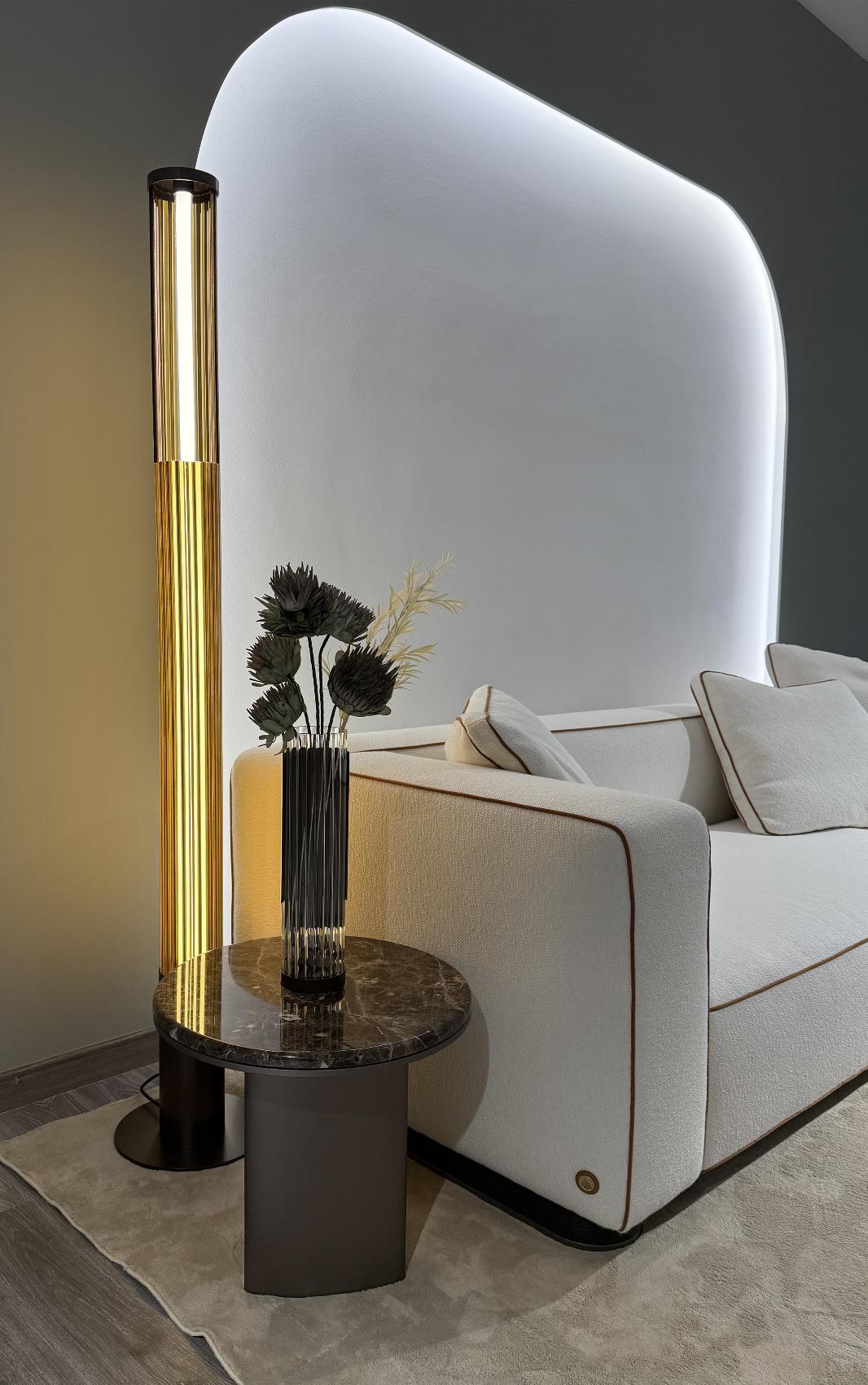 Smukła lampa podłogowa Bon Ton