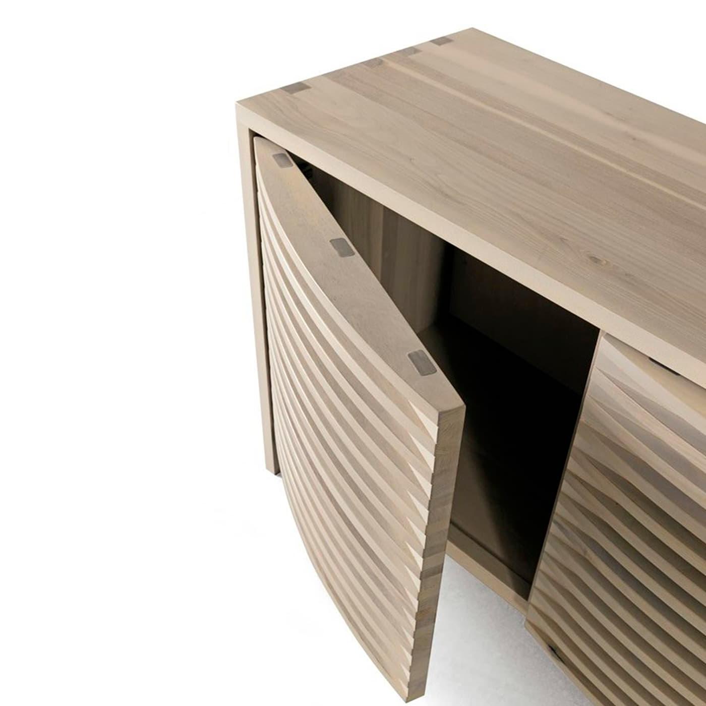 Szary kredens Onda z litego orzecha