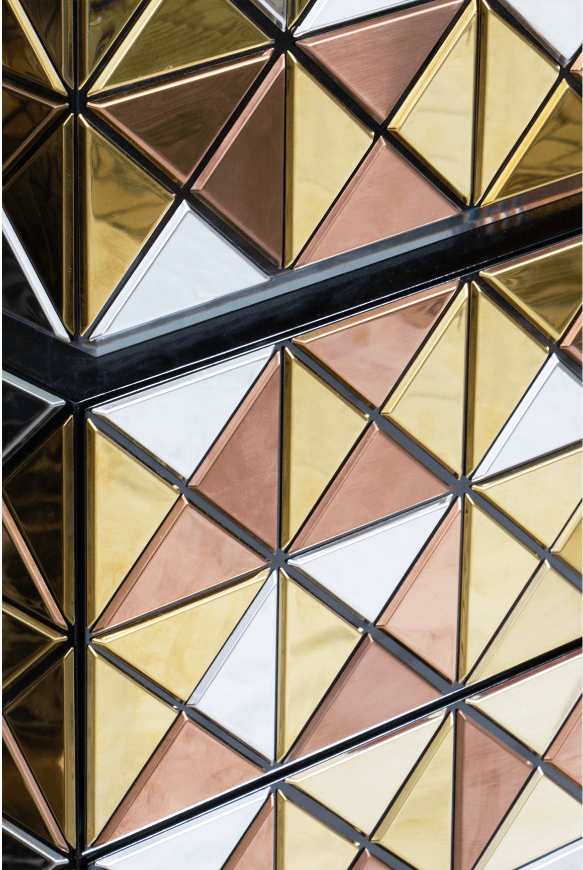 Szafka Mosaic ze złotymi akcentami