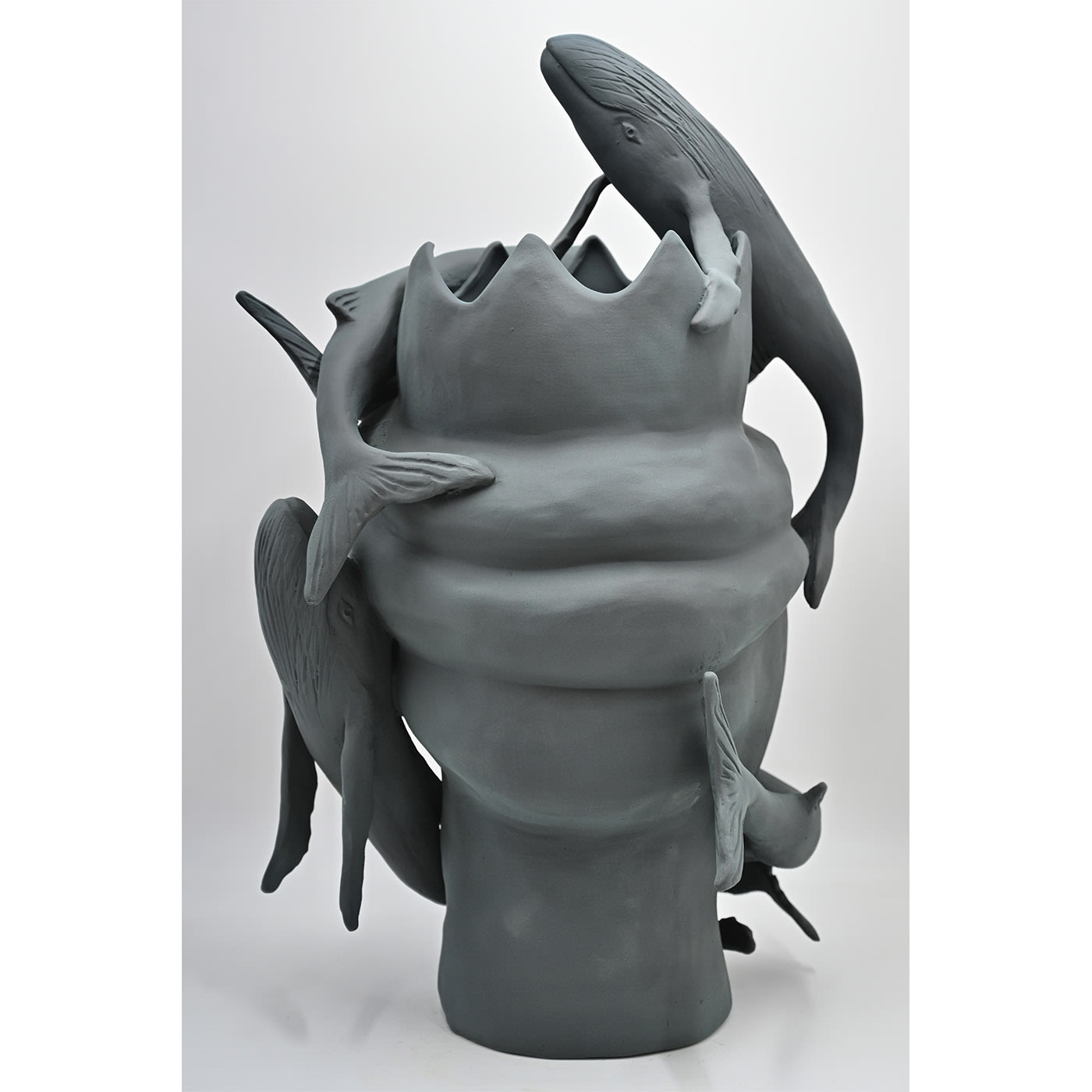 Szara rzeźba Głowa Maura