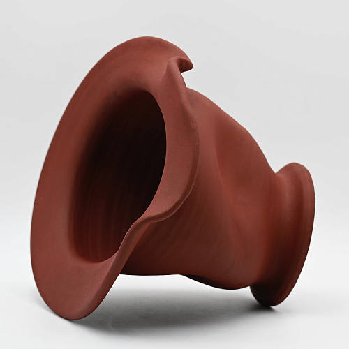 Bordowy ręcznie rzeźbiony wazon