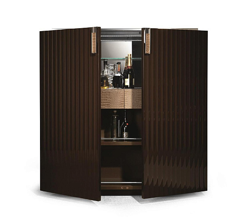 Szafka barowa dwudrzwiowa ze skóry i chromowanymi detalami