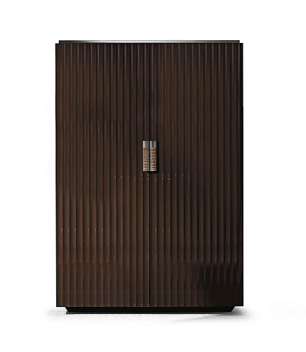 Wysoka szafka Elegance z luksusowej skóry i uchwytów z chromu