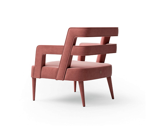 Różowy tapicerowany fotel