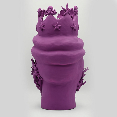 Fioletowa rzeźba Głowa Maura