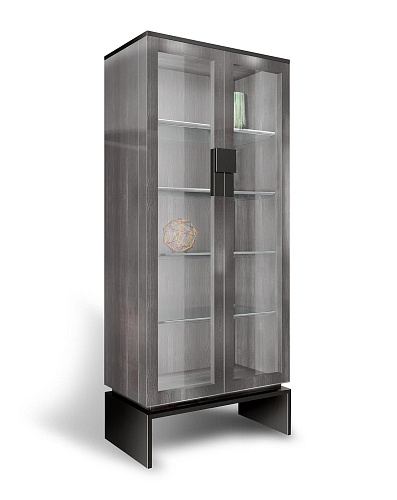 Witryna cedrowa ze szklanymi drzwiczkami i metalowymi akcentami
