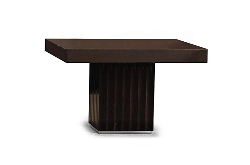 Stolik boczny z drewnianym blatem i metalowymi nogami