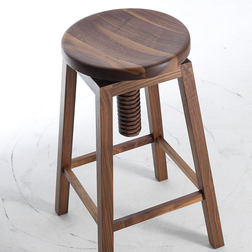 Wysoki brązowy taboret Invito