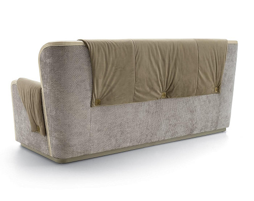 Beżowa sofa trzyosobowa