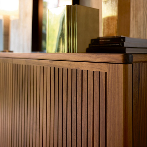 Brązowy kredens dwudrzwiowy Eleva