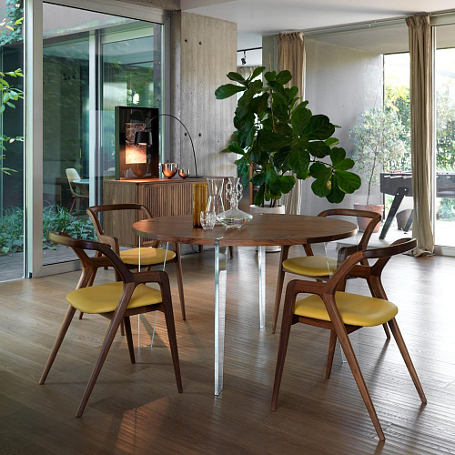 Okrągły brązowy stół Sospeso